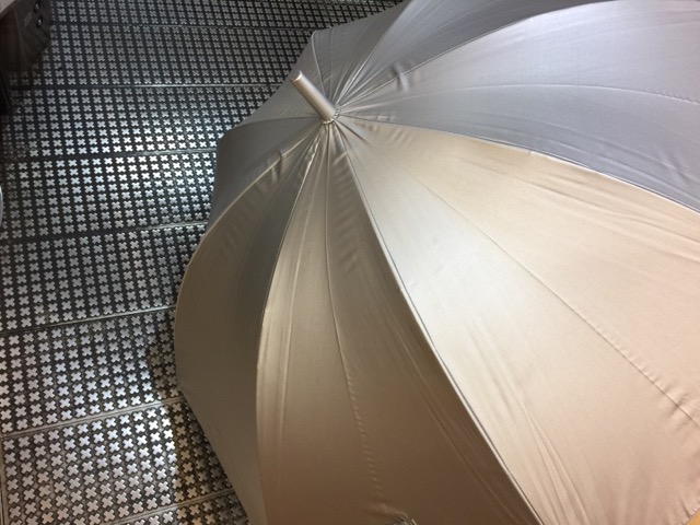 銀行員の日傘画像